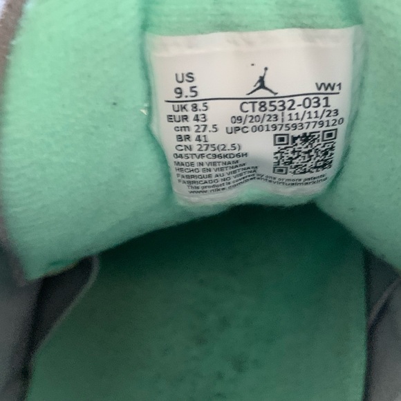 Nike Black and Gray Sneakers - Picture 4 of 4